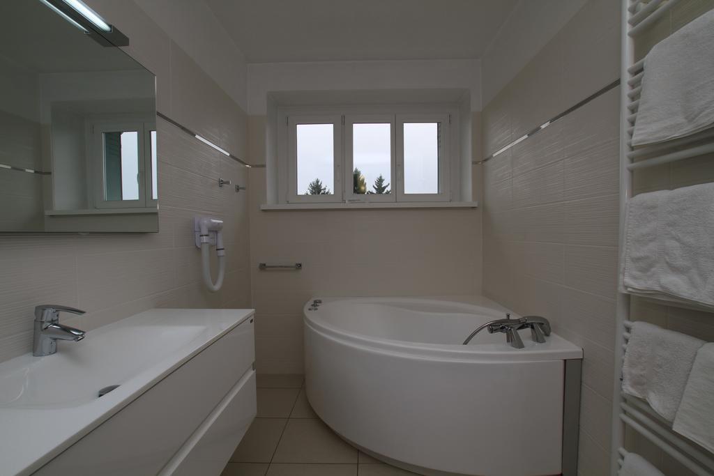 Logis Hotel Restaurant Spa Beau Site ليوكسيل لو بينز المظهر الخارجي الصورة