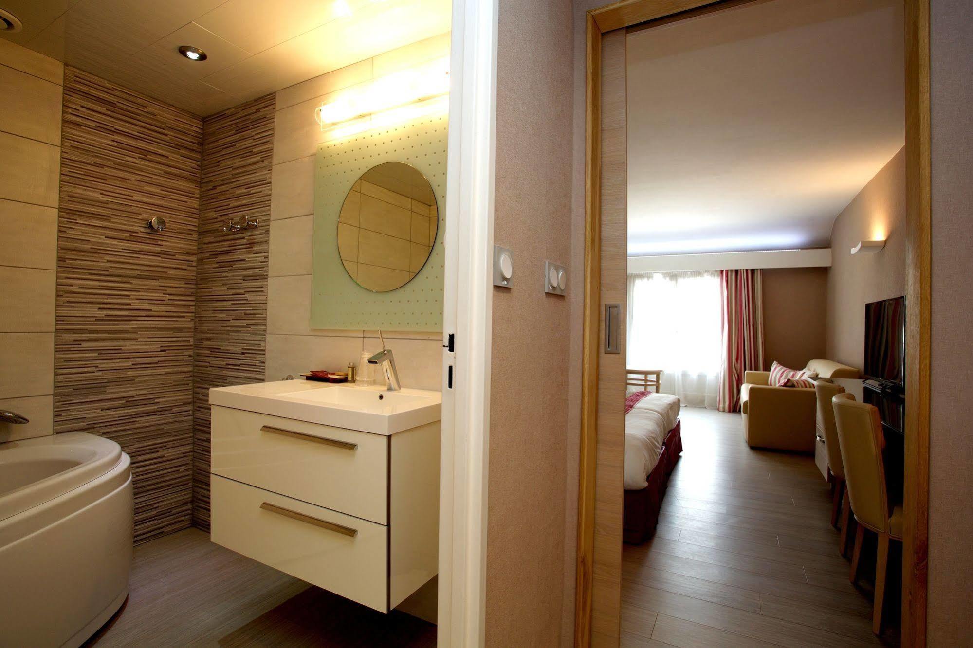 Logis Hotel Restaurant Spa Beau Site ليوكسيل لو بينز المظهر الخارجي الصورة